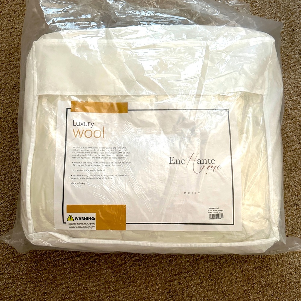 Enchante Home brand. 100% Wool Comforter.